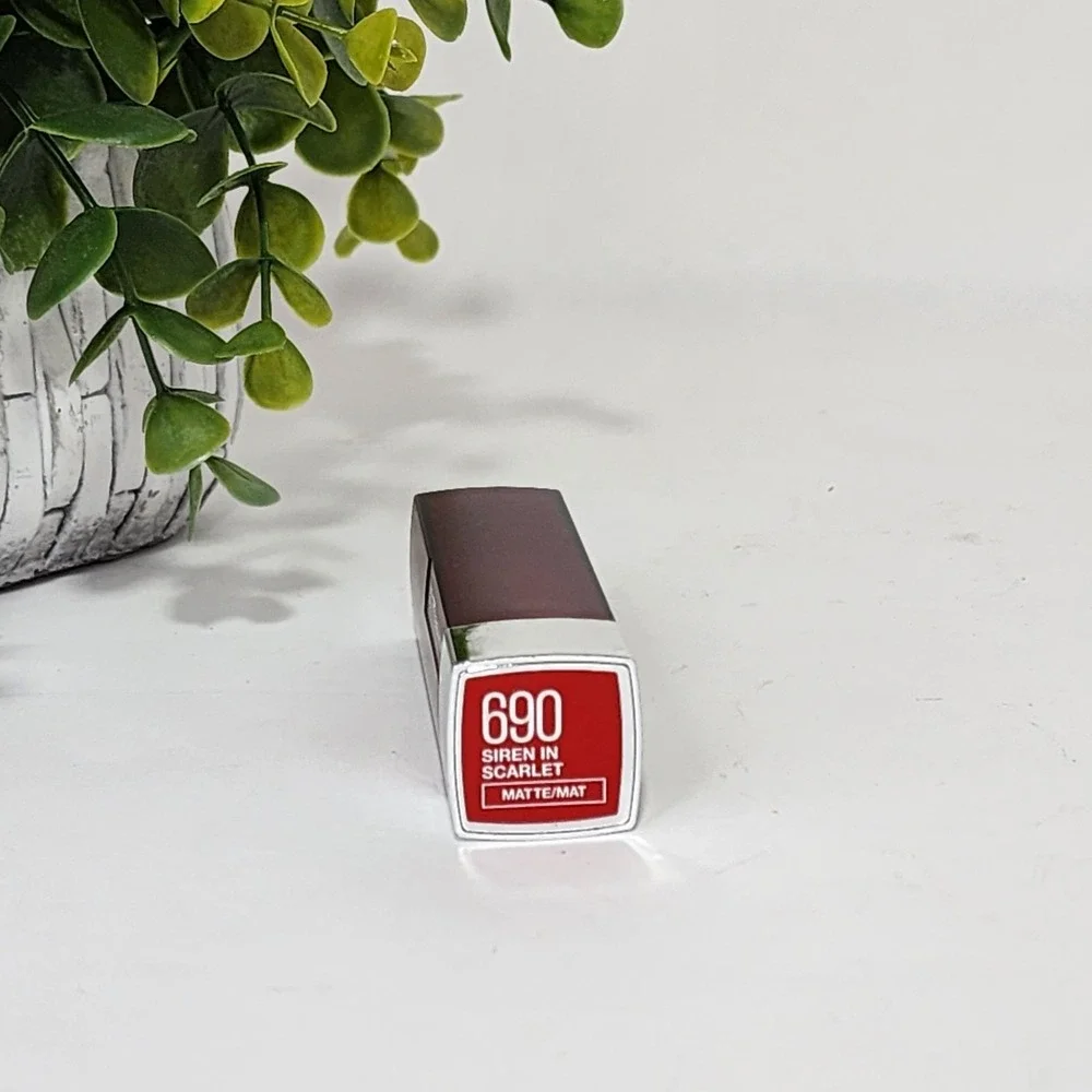 Maybelline Sensational Lipstick Matte 690 Siren in Scarlet 0.15oz / 4.2g